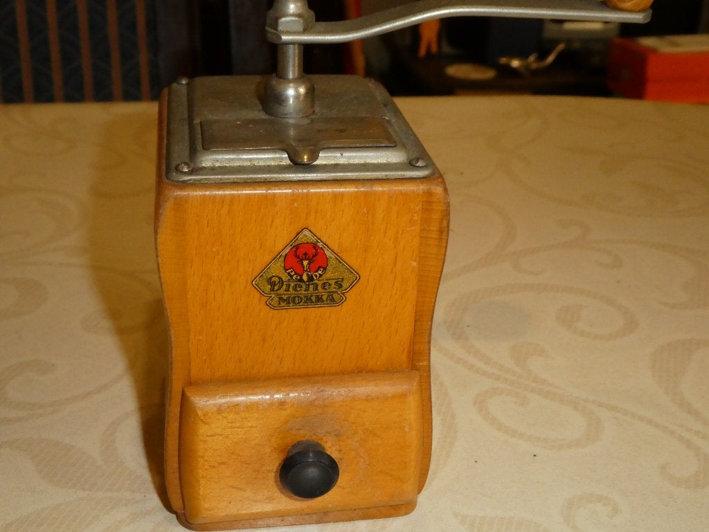 antieke oude koffiemolen., Ophalen