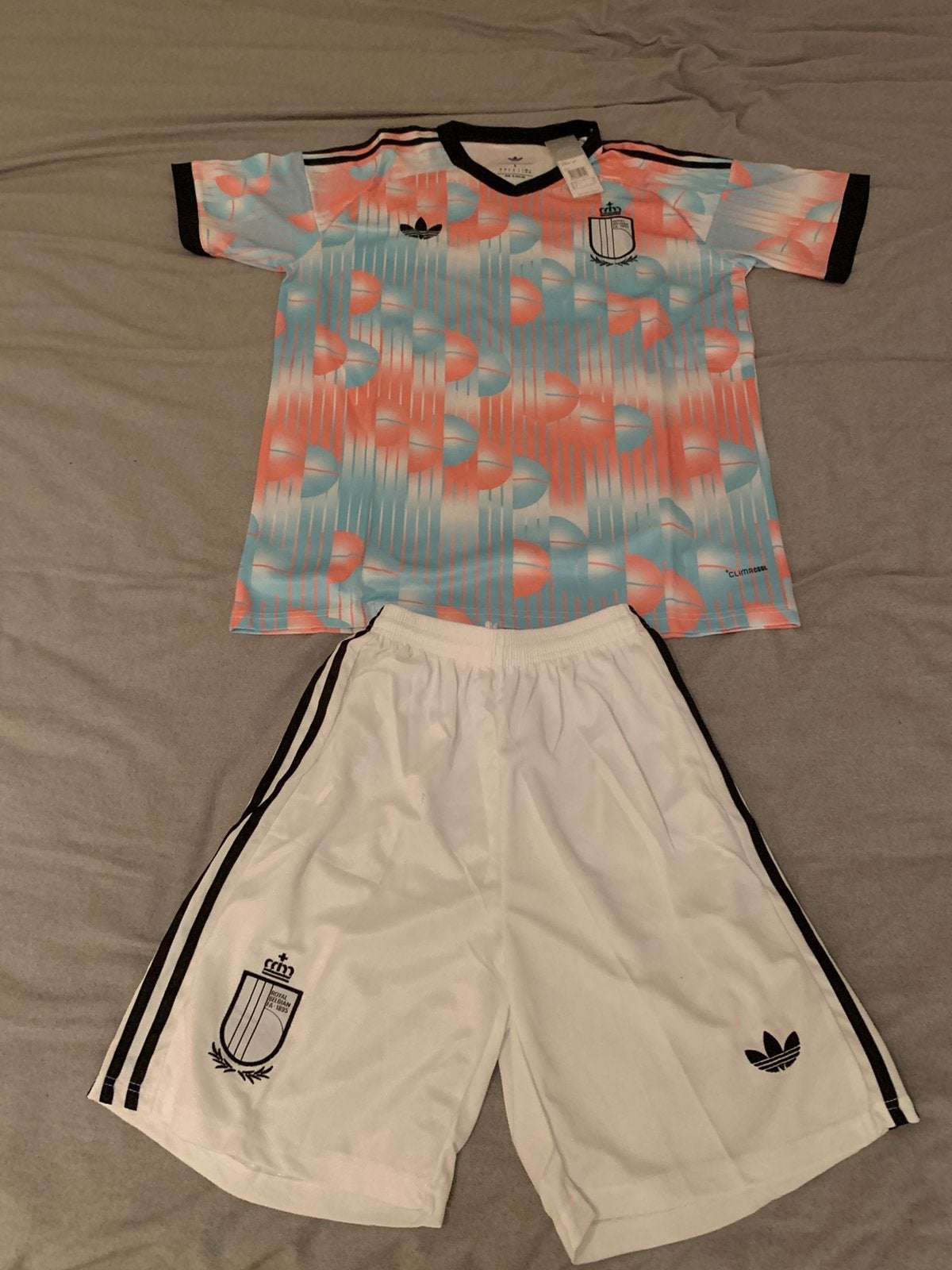 België voetbaltenue - Shirt & Broek, Sport en Fitness, Voetbal, Maat L, Ophalen of Verzenden, Zo goed als nieuw, Shirt