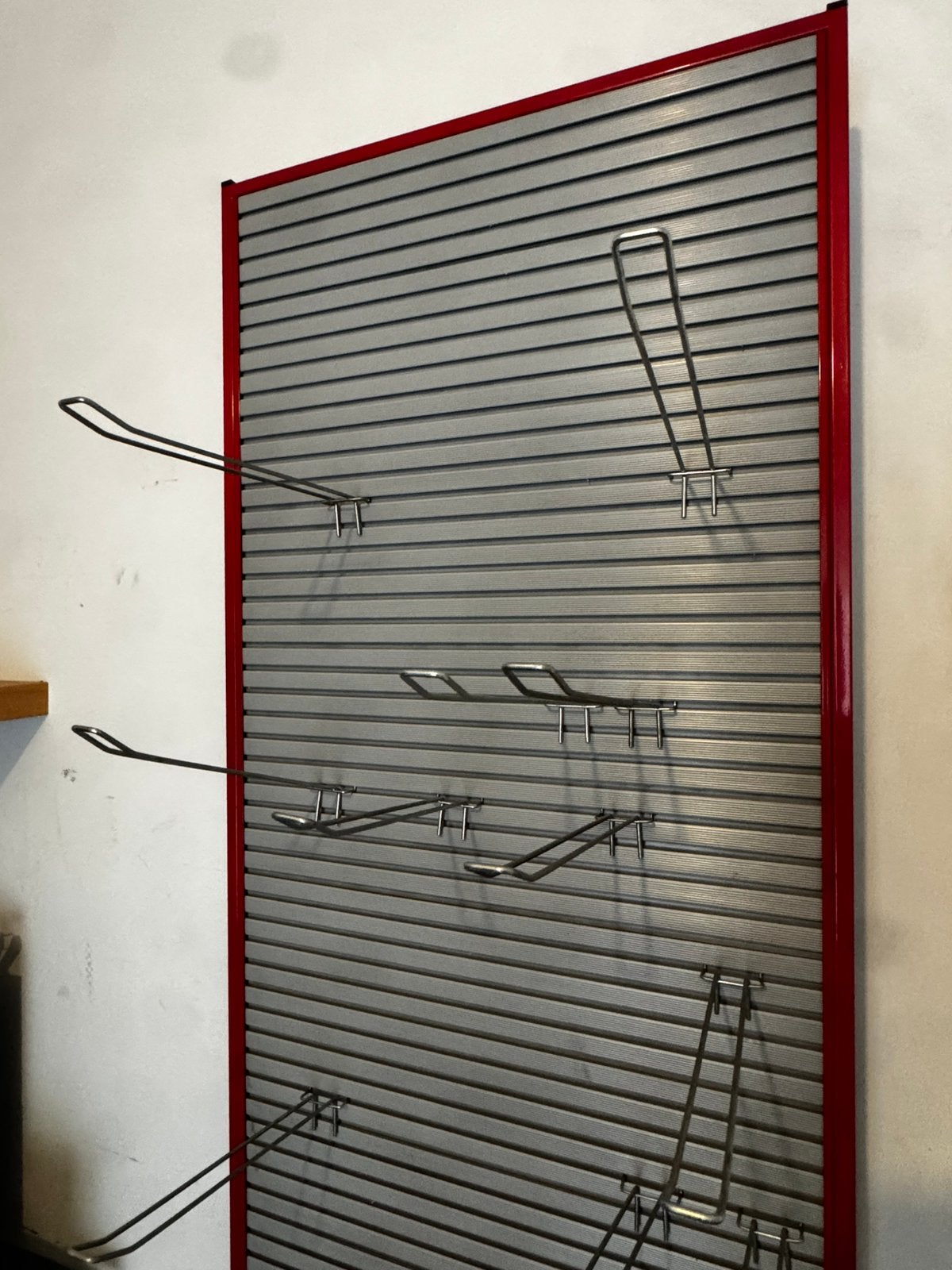 Metalen winkeldisplay / slatwall displayrek met haken, Ophalen, Zo goed als nieuw