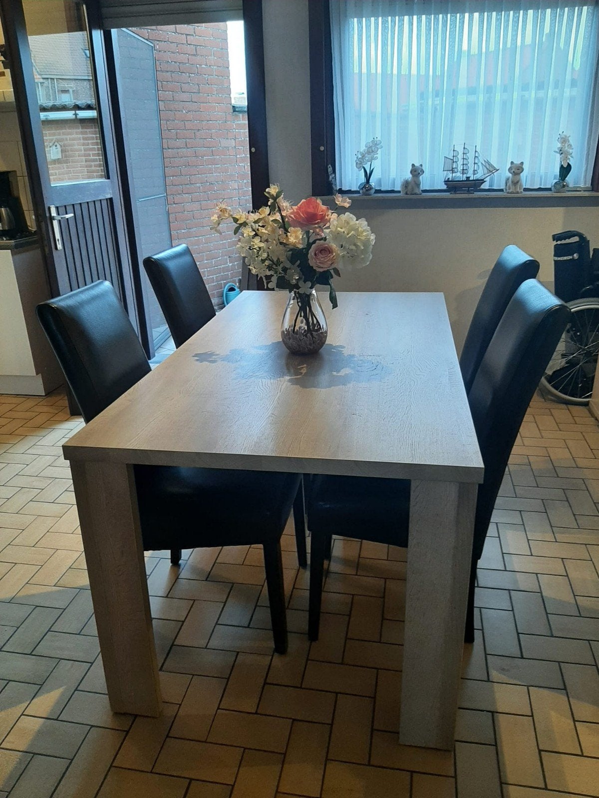 table à manger avec 4 chaises en bon état, Maison & Meubles, Enlèvement