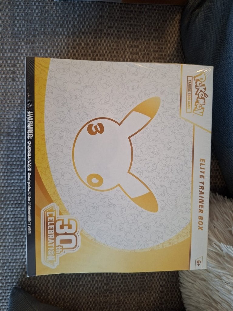 Pokemon 30th celebration etb with small rip, Ophalen of Verzenden, Nieuw, Boosterbox
