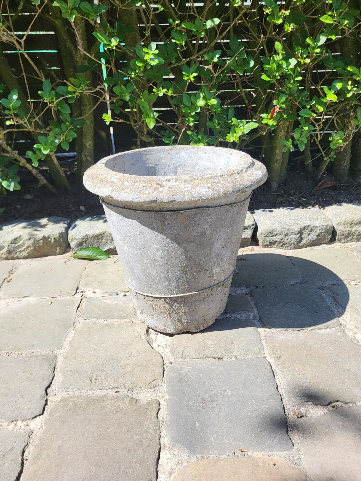Zware betonnen bloempot hoogte 30 cm , diameter 30cm, Ophalen