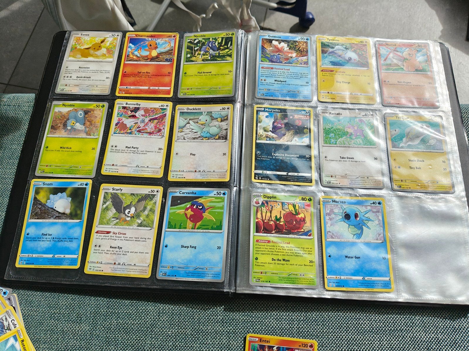 verzamelboek met 17 Pokemon kaarten, Enlèvement