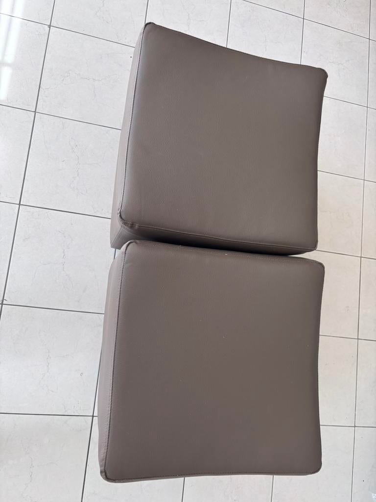 2 taupe vierkante rollende bankjes., Ophalen, Zo goed als nieuw