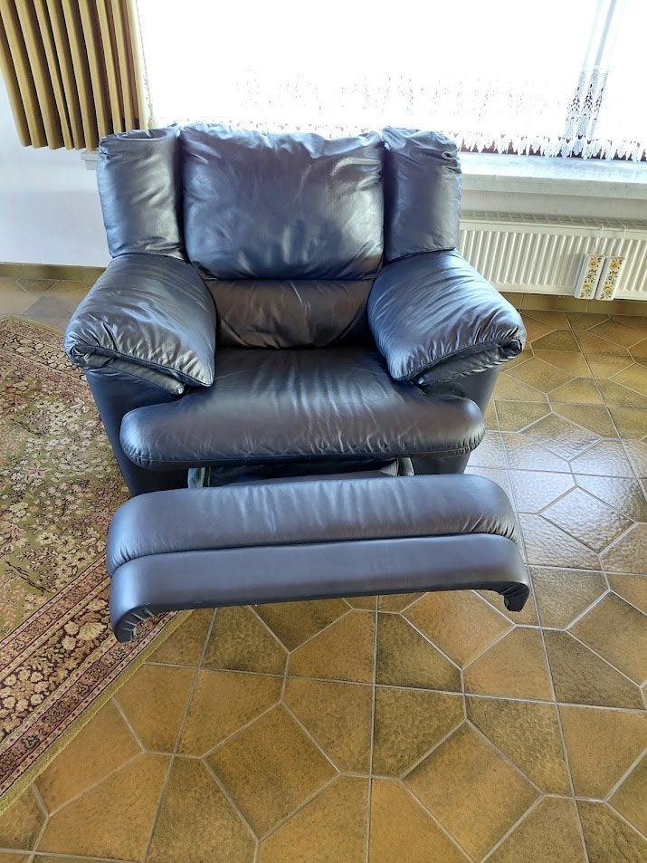 Donkerblauwe lederen 2-zit en 1-zit waarvan 1-zit met relax, Maison & Meubles, Canapés | Salons, Banc droit, Enlèvement, Utilisé