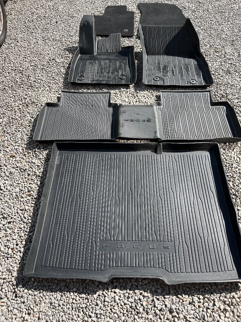 Tapis de sol et coffre Ford Focus, Enlèvement, Comme neuf