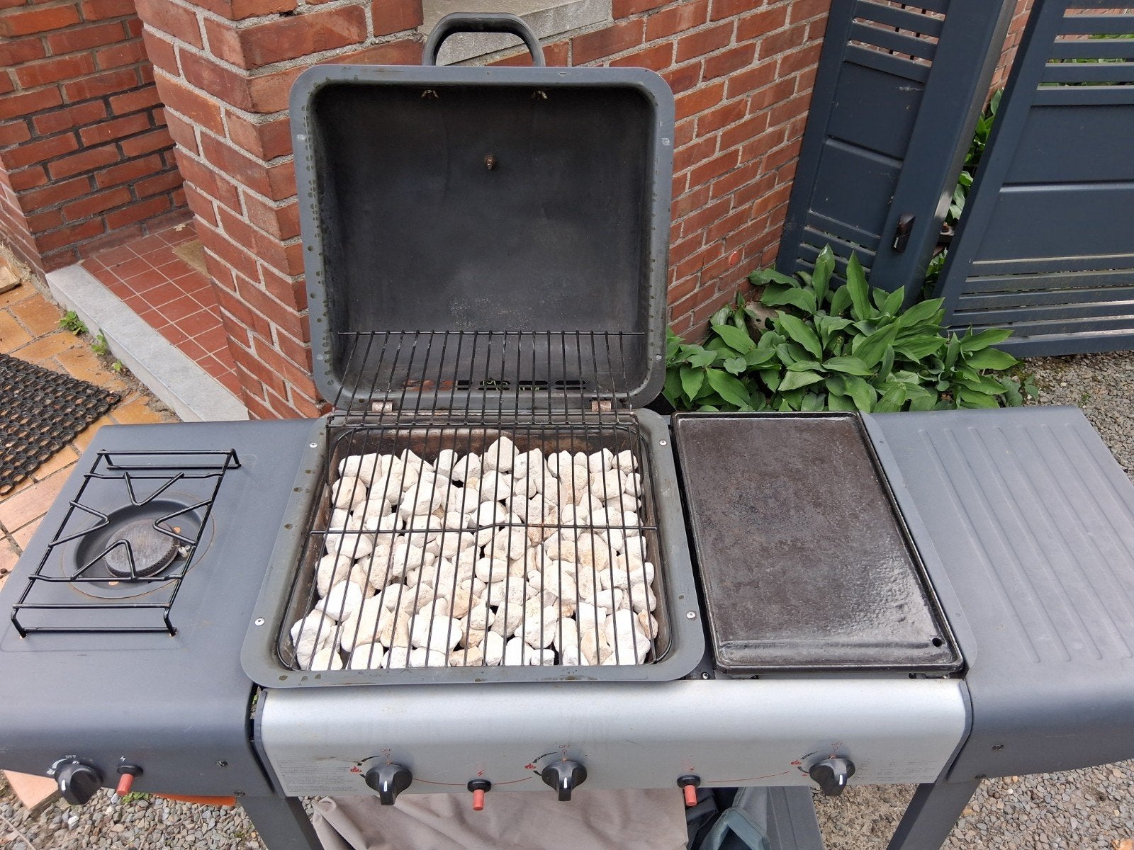 Gasbarbecue met geïntegreerde bakplaat en kookplaat, Enlèvement