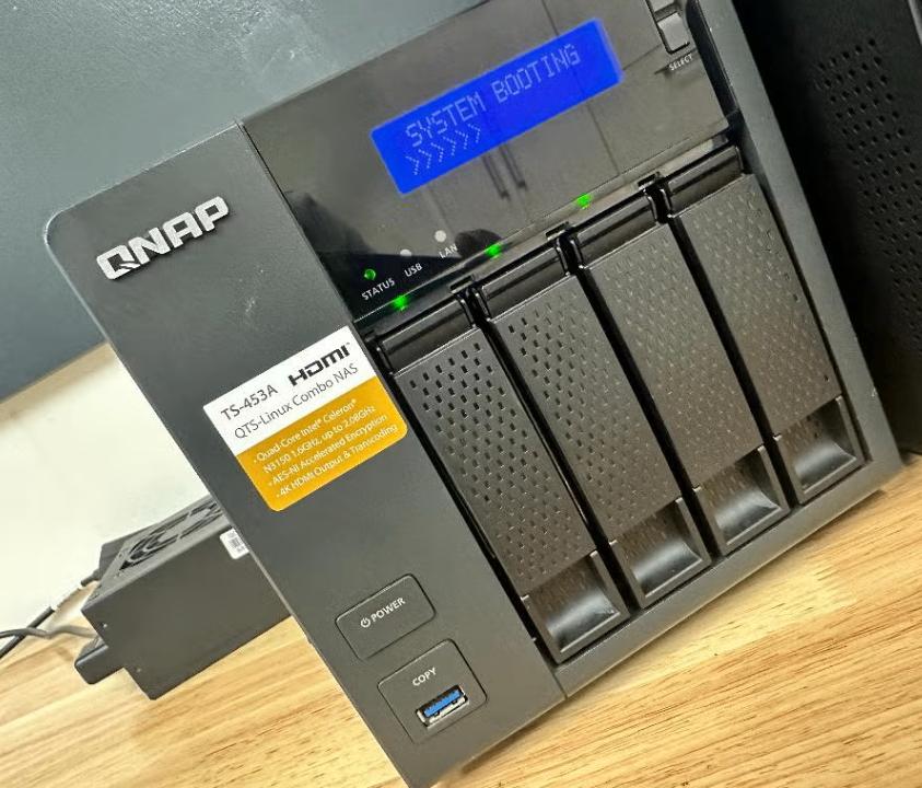 QNAP NAS TR-453A uitgebreid naar 16Gb Ram, Computers en Software, NAS, Ophalen of Verzenden, Zo goed als nieuw