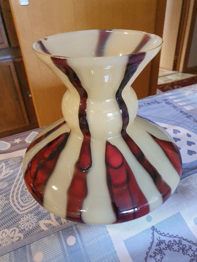 Boheemse Art Deco vaas in opaalwit en robijnrood glas, Ophalen of Verzenden