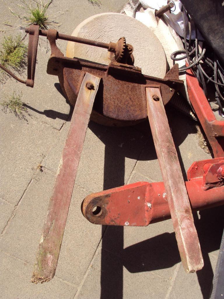 Antieke wetsteen slijpmachine, Ophalen