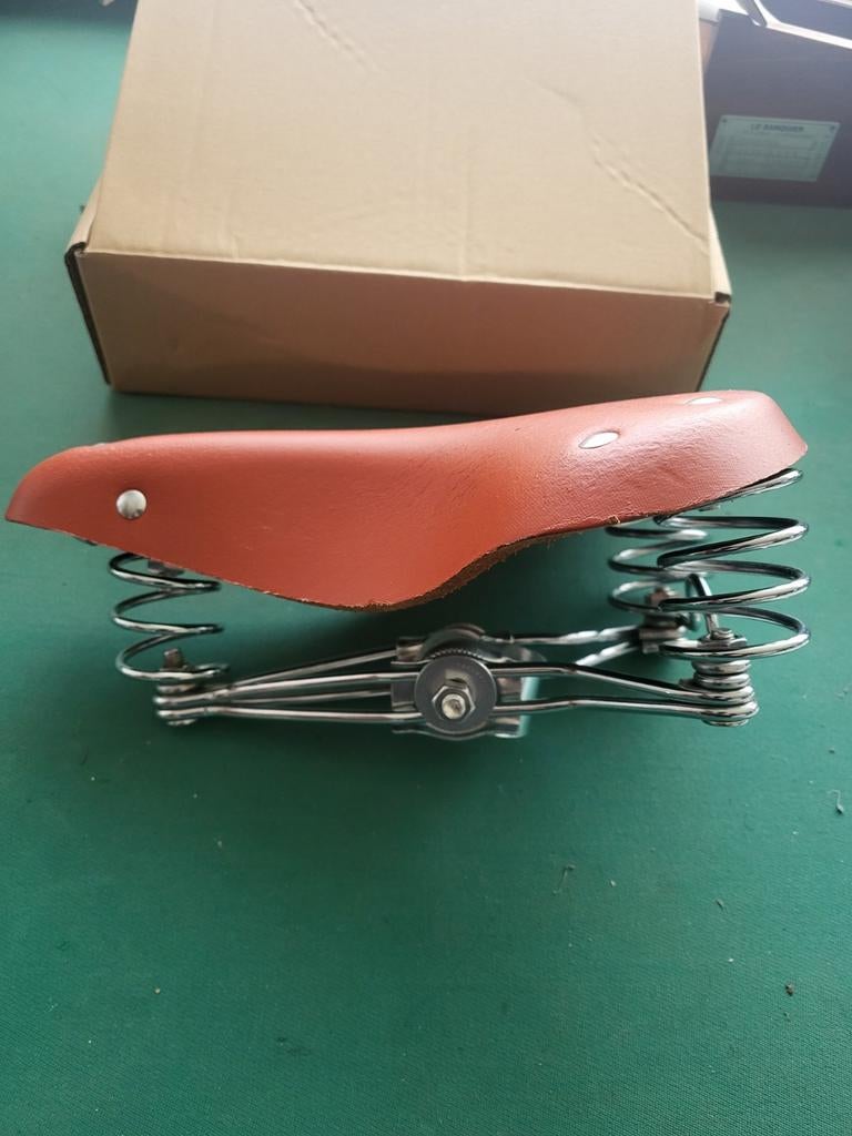 Selle de vélo en cuir vintage ressorts amortisseurs neuf, Fietsen en Brommers, Fietsaccessoires | Fietsstoeltjes, Ophalen of Verzenden