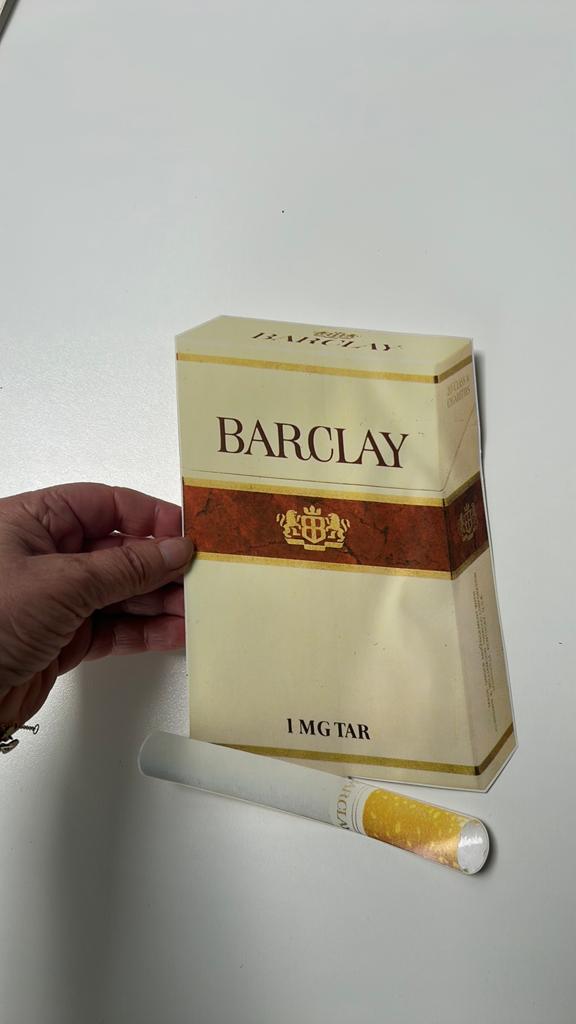 Autocollant représentant un paquet de cigarettes Barclay., Collections, Enlèvement ou Envoi, Comme neuf