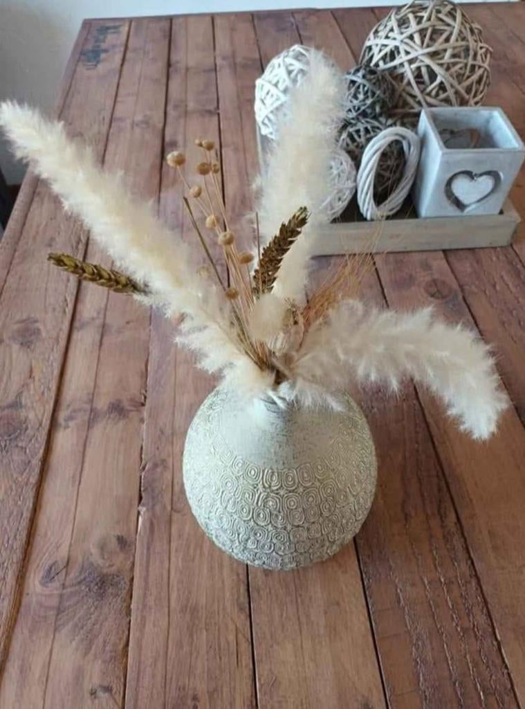 Witte vaas met gedroogde bloemen, Ophalen