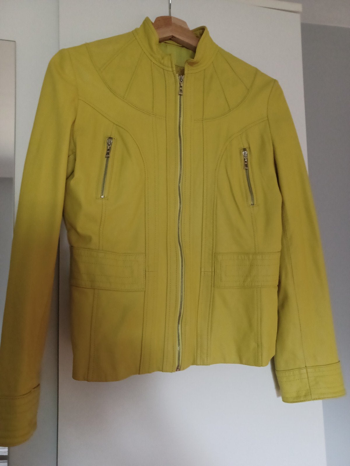 Opvallend geel faux leather damesjasje maat M, Kleding | Dames, Jasjes, Kostuums en Pakken, Maat 38/40 (M), Geel, Ophalen of Verzenden
