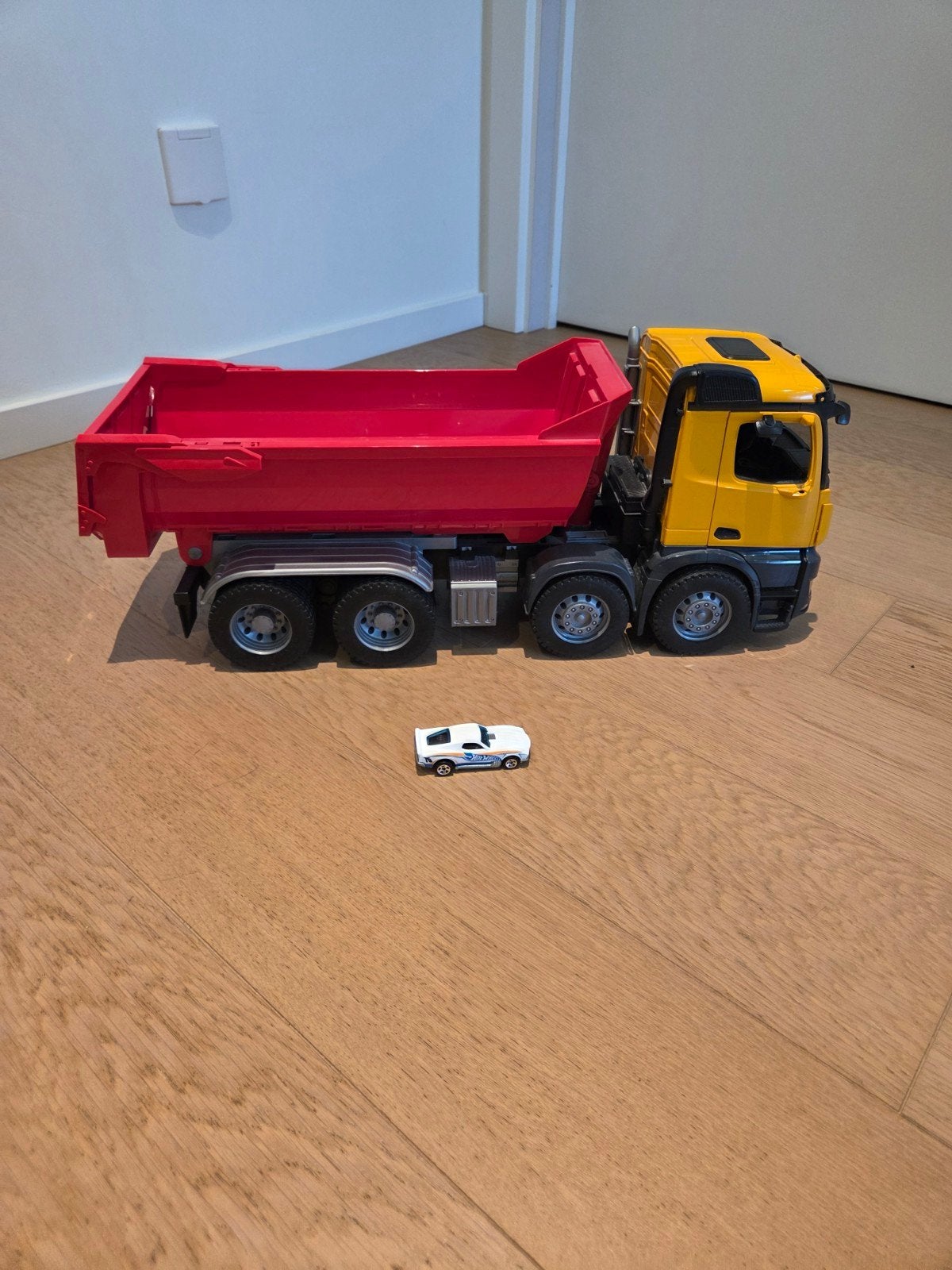 Mercedes-Benz kiepwagen, Ophalen, Zo goed als nieuw