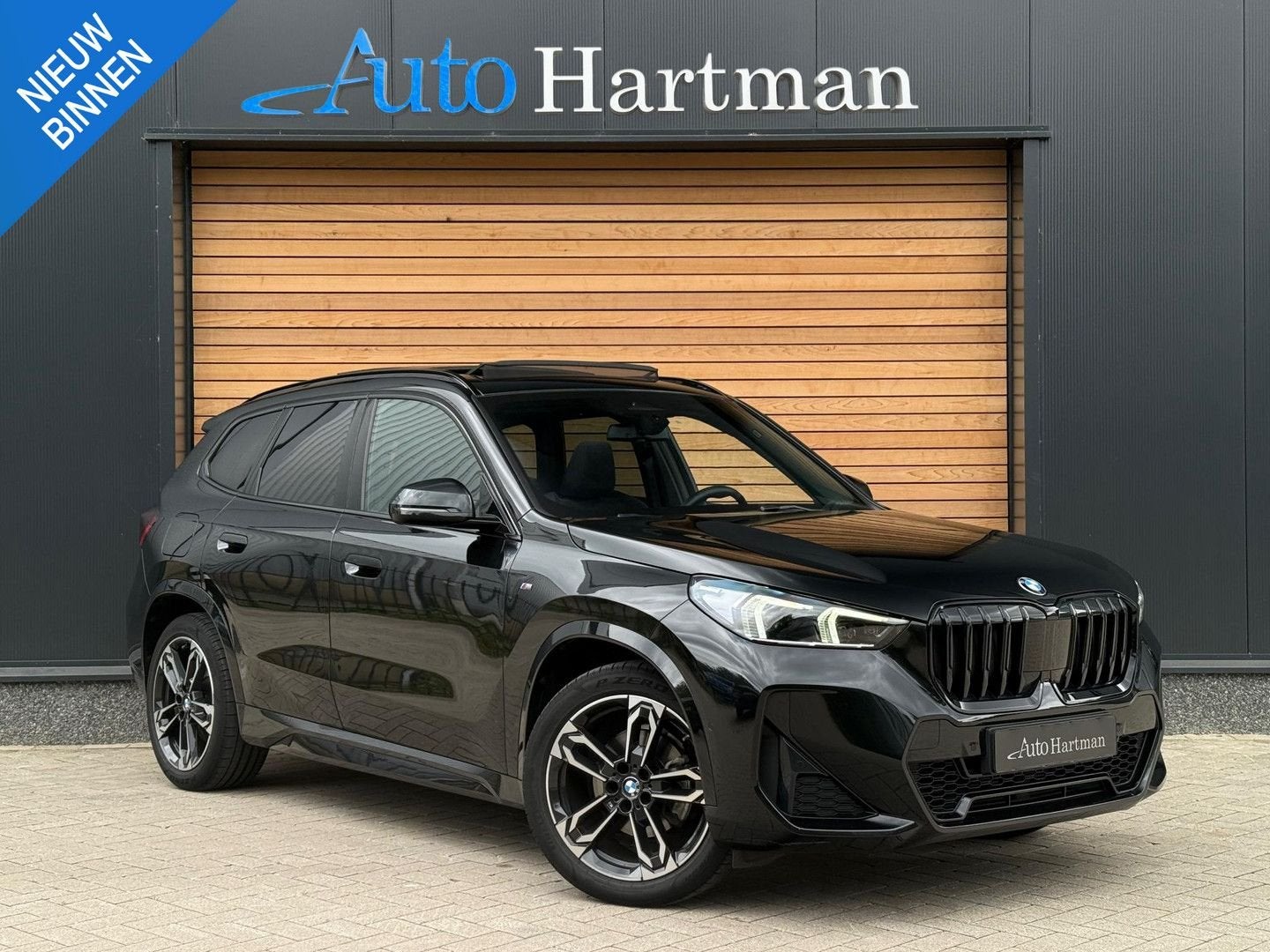 BMW X1 sDrive18i M-sport PANO|TREKHAAK|H&K|MEMORY|CAMERA, Zwart, Zwart, Bedrijf, Adaptive Cruise Control