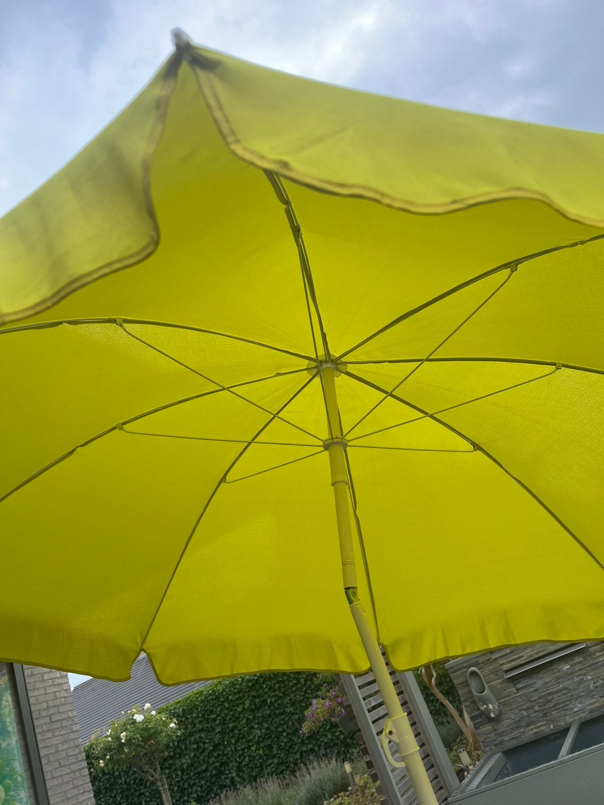 Parapluie vert citron avec pied, Jardin & Terrasse, Inclinable, 1 à 2 mètres, Enlèvement, Utilisé