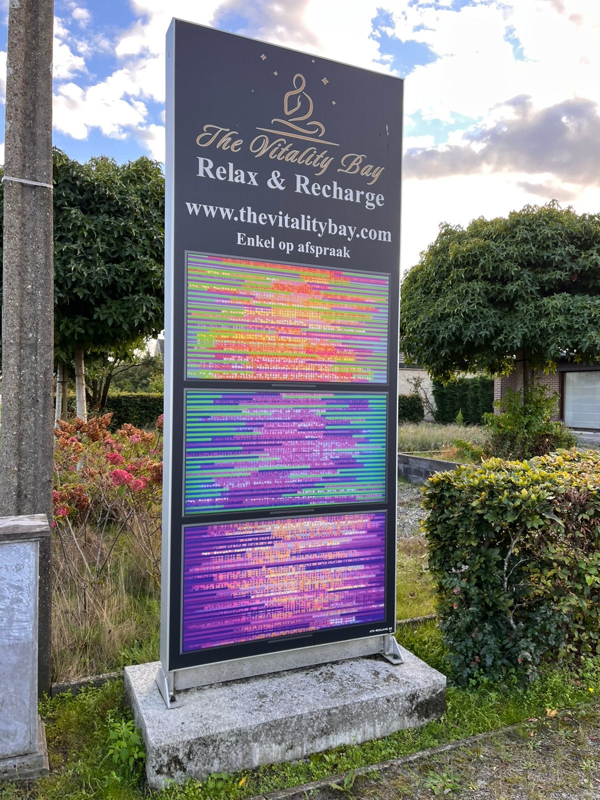 Grote verlichte reclamezuil voor buiten, Ophalen