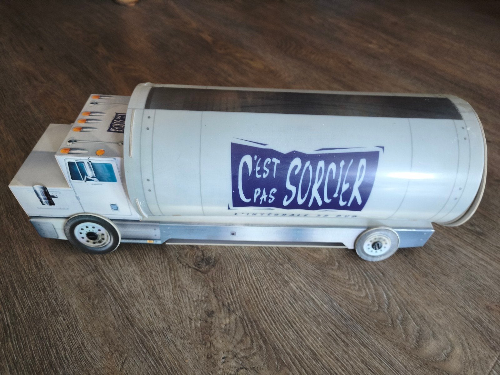 A vendre le célèbre coffret collector en forme de camion- la, Enlèvement, Comme neuf, Bus ou Camion