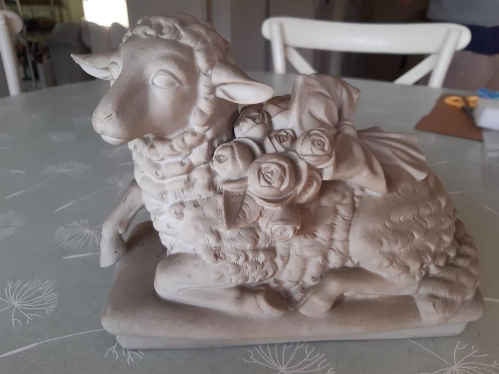 Mouton décor nœud et roses - bisc. porcelaine / faïence fine, Enlèvement ou Envoi