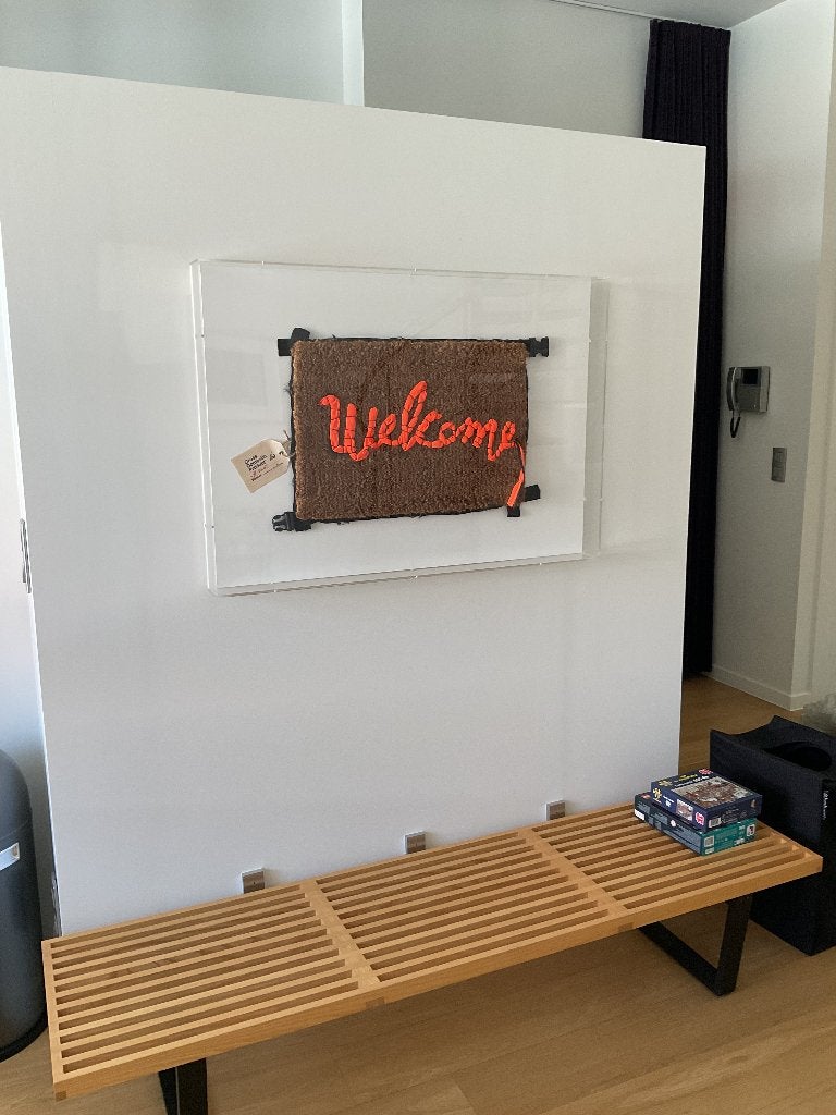 Banksy welcome mat in plexibox, Antiquités & Art, Enlèvement, Objet