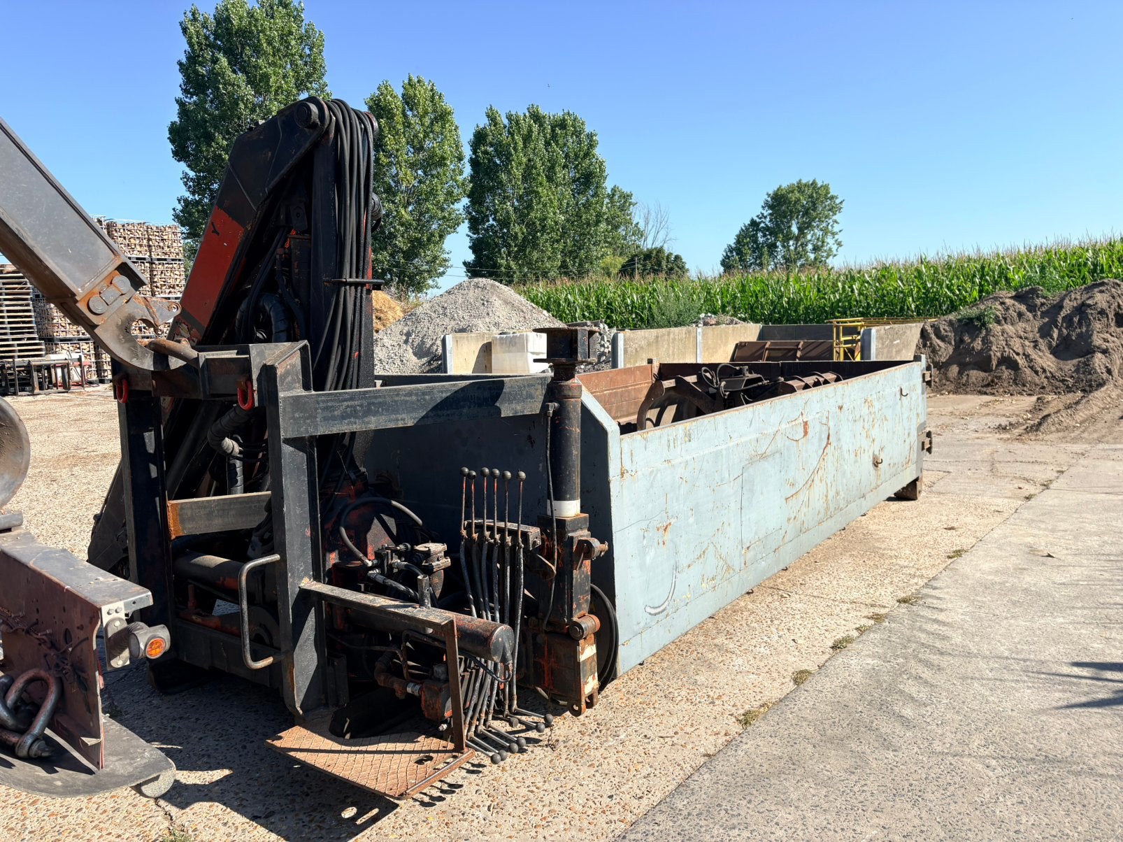 Joli conteneur-grue, Enlèvement