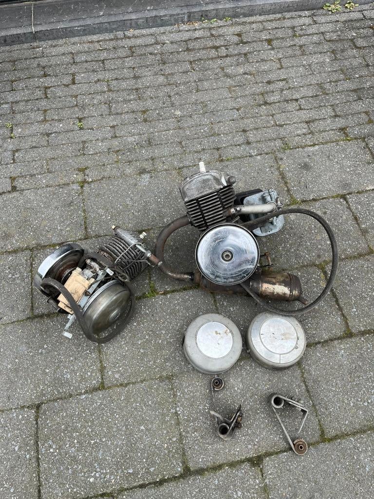 2 x motorblok mobylette motobecane AV7 met onderdelen, Fietsen en Brommers, Brommers | Oldtimers, Ophalen