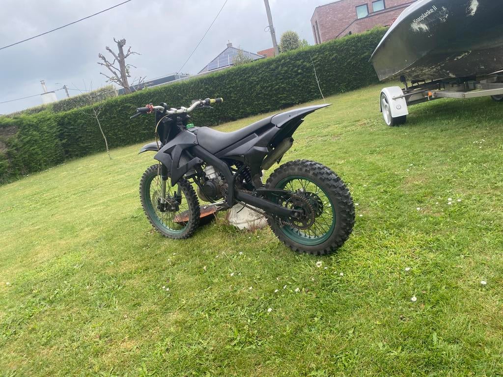 Zwarte derbi met papieren, Fietsen en Brommers, Ophalen, 6 versnellingen, Gebruikt, Klasse B (45 km/u)