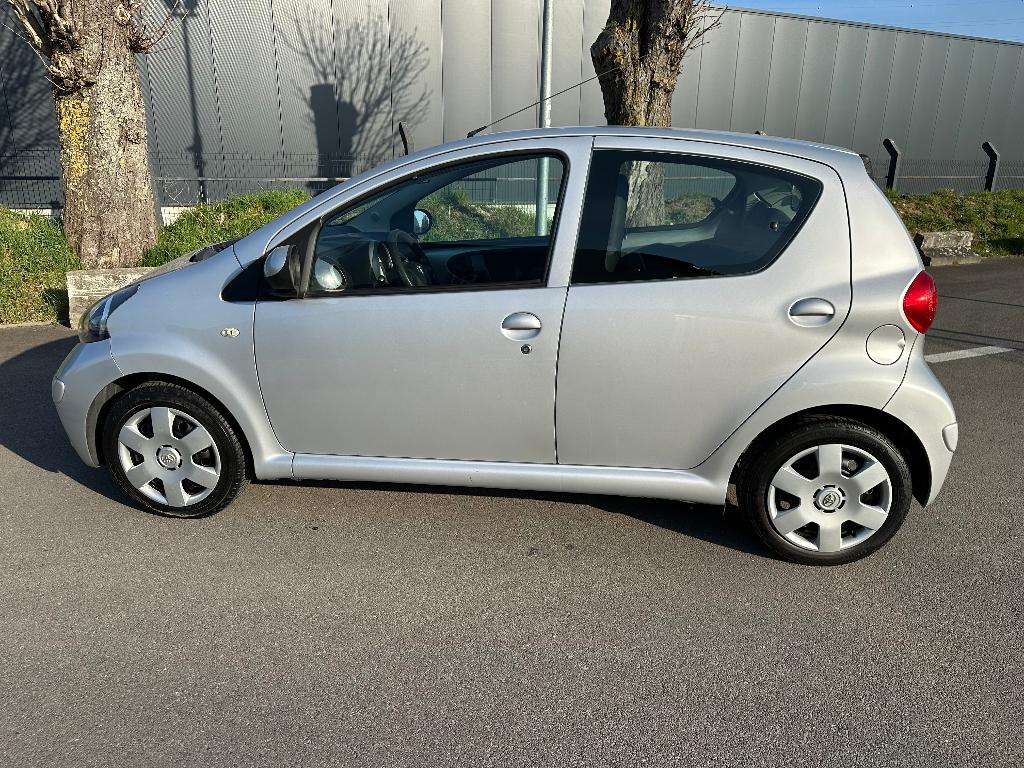 TOYOTA . . AYGO . . 60.000km . .ETAT NEUF . 1 PROPRIETAIRE, Autos, Argent ou Gris, Achat, Boîte manuelle, Entretenue par le concessionnaire