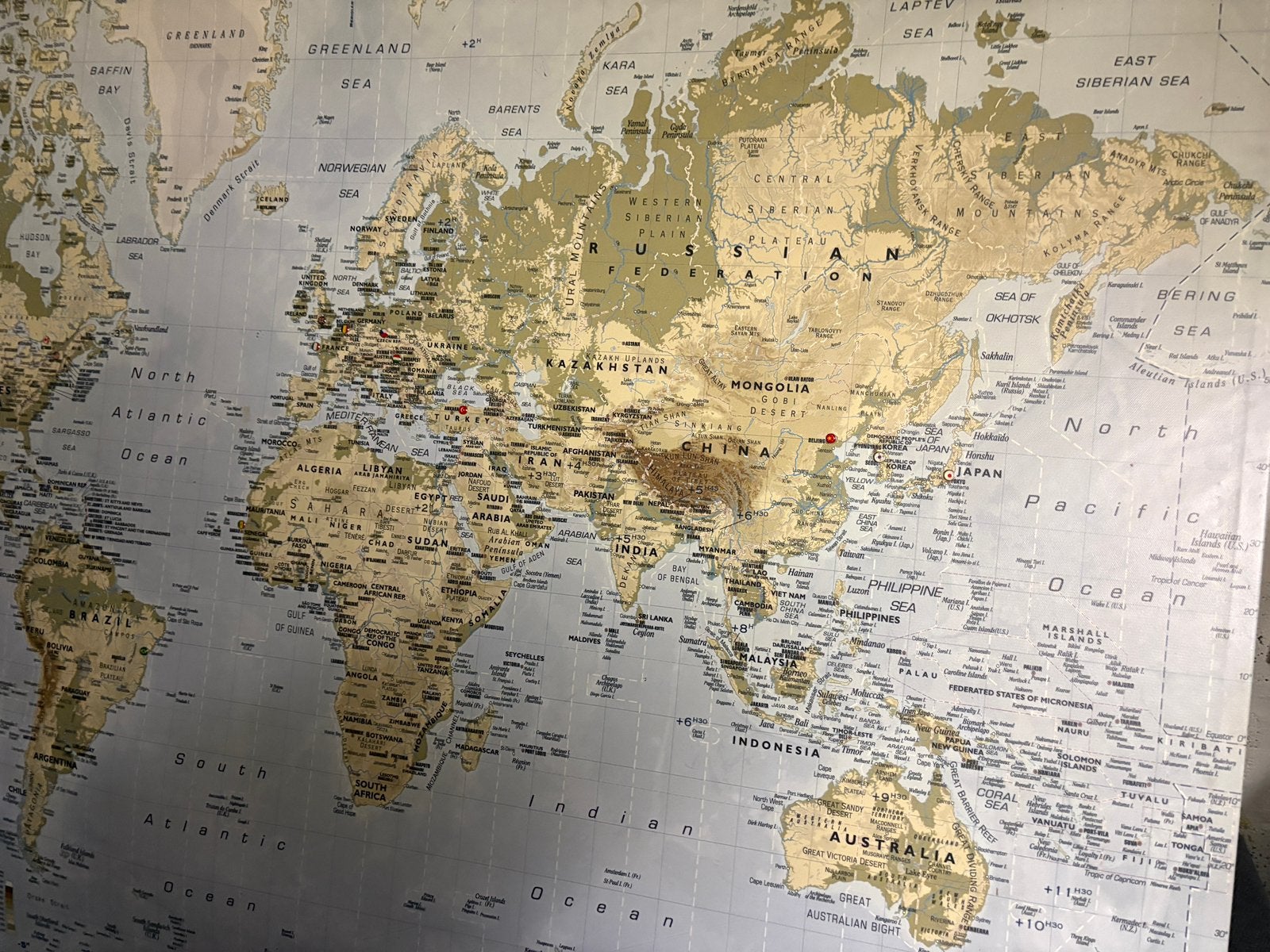 Gedetailleerde Wereldkaart Canvas in Frame IKEA, Livres, Autres atlas, 2000 à nos jours, Enlèvement, Utilisé