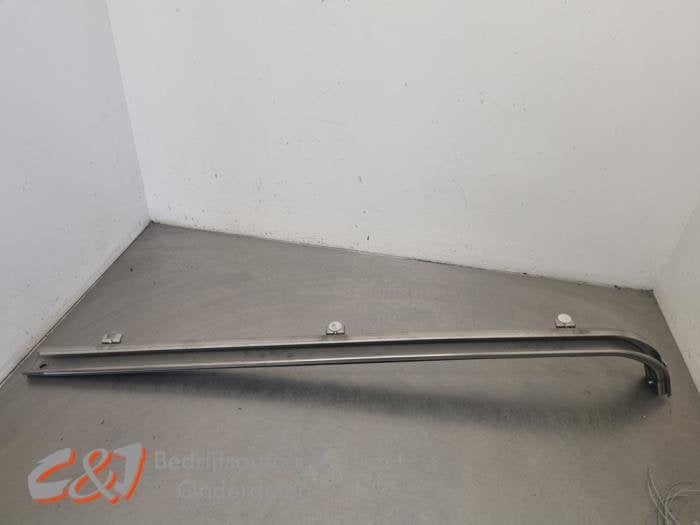 Rail porte coulissante droite d'un Mercedes Vito, 3 mois de garantie, Utilisé, -, -