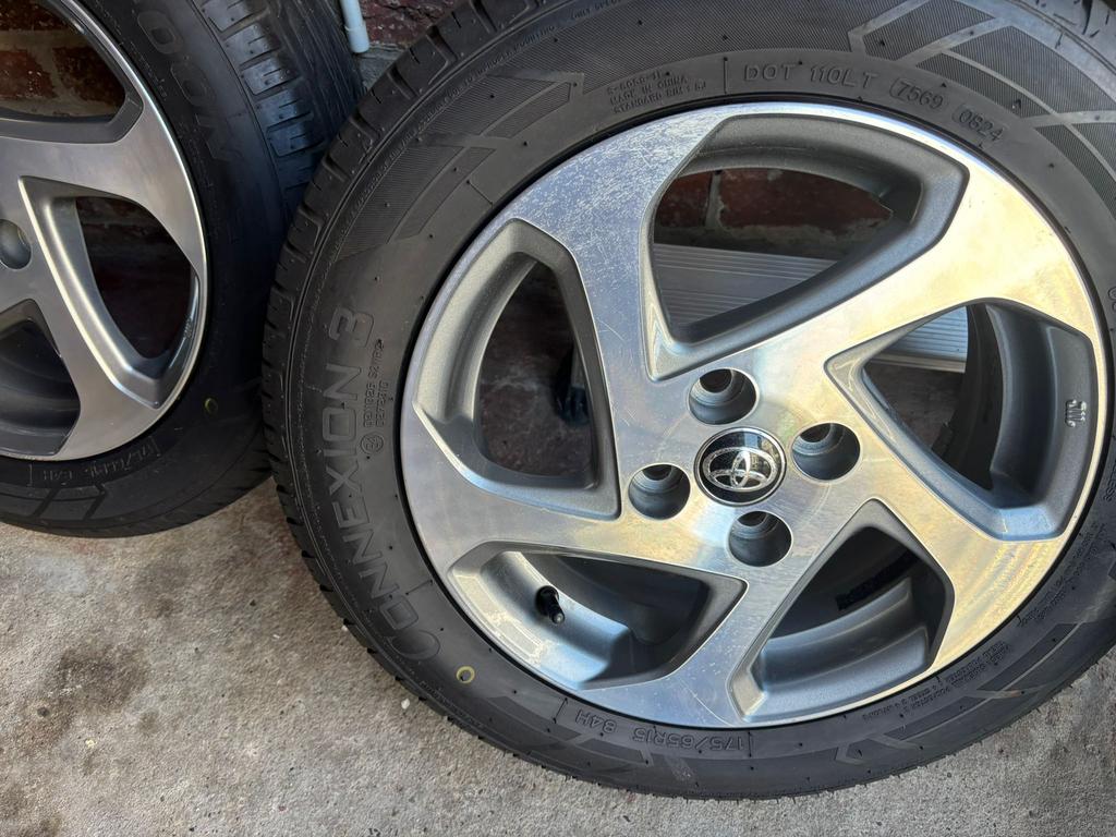 Pneus Tyfoon avec jantes incluses toyota, Enlèvement, Pneu(s)