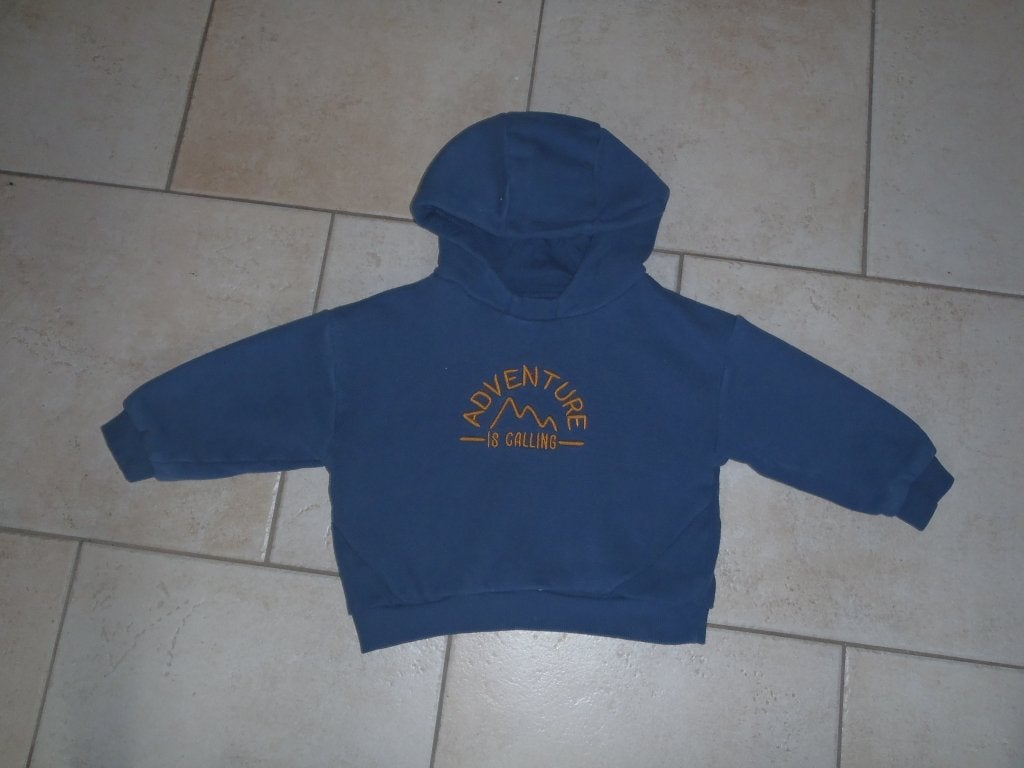 pull bleu + capuchon taille 86 - Kiabi, Enfants & Bébés, Enlèvement ou Envoi, Comme neuf, Garçon, Pull ou Veste