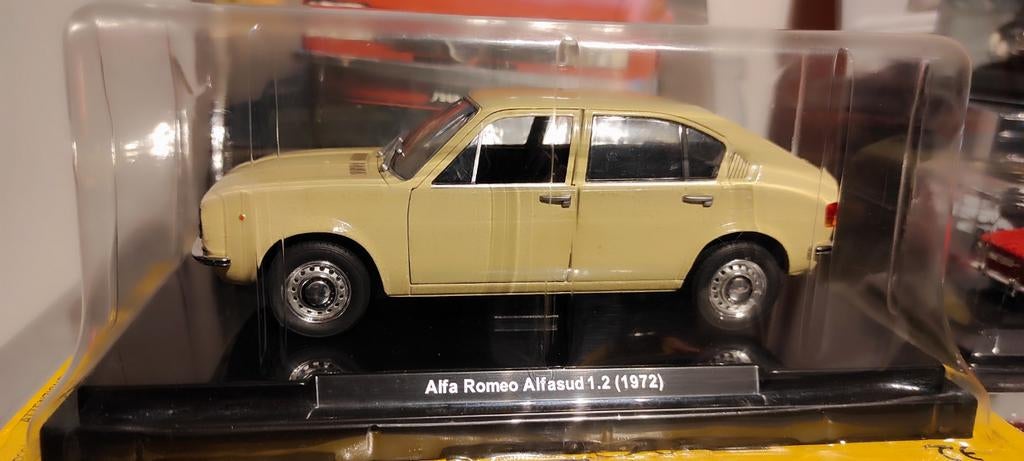 Alfa Romeo Alfasud 1.2 beige 1972 1:24 + hardcover magazine, Ophalen of Verzenden