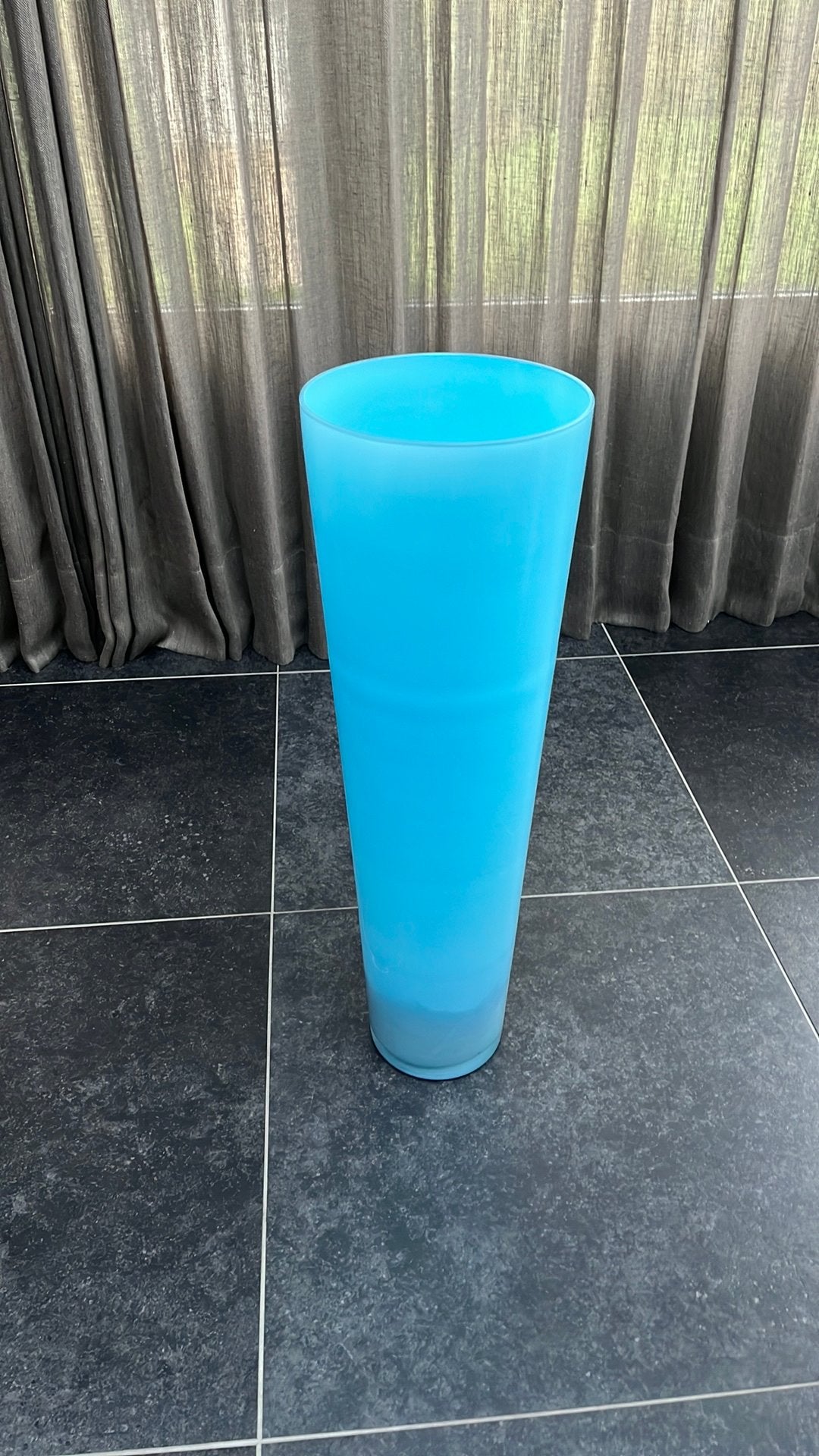 Hoge blauwe glazen vaas 70cm diameter 22 cm, Maison & Meubles, Comme neuf, Verre, Enlèvement, 70 cm