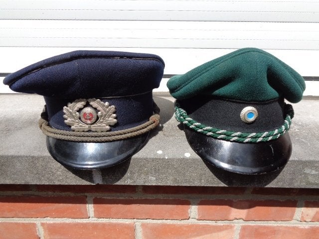 Zeldzame NVA kepie , links op de foto, Ophalen of Verzenden, Overige soorten, Helm of Baret