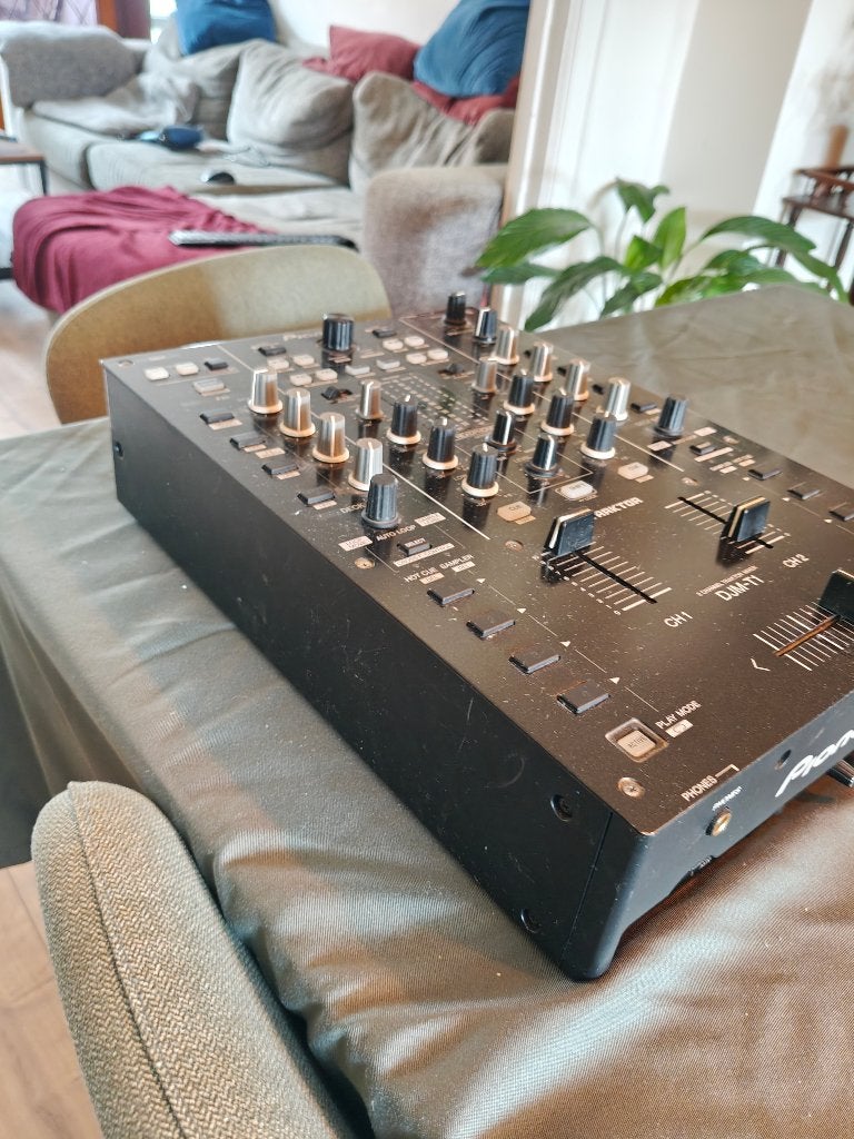 DJM T1 met Traktor controls, Enlèvement, Utilisé, Moins de 5 canaux, Entrée micro