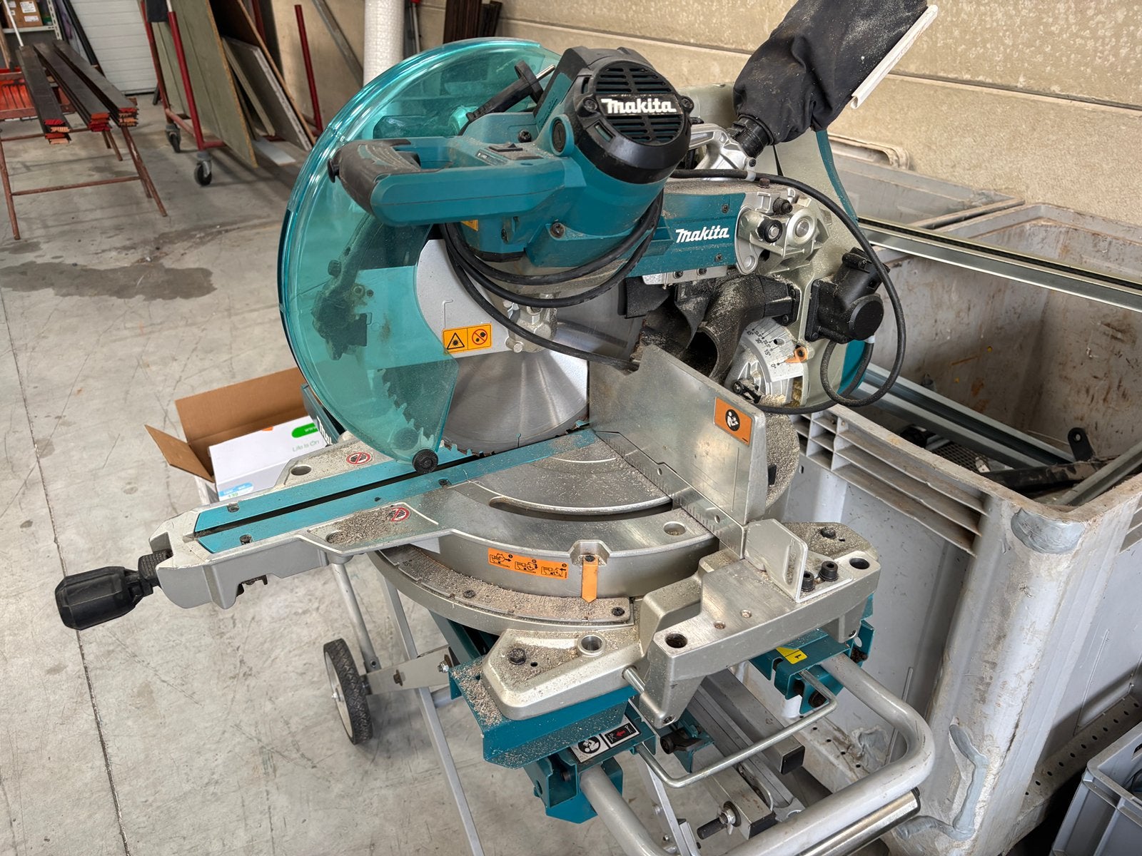 Makita ls1219L radiaal afkortzaag+onderstel, Bricolage & Construction, Outillage | Scies mécaniques, Enlèvement, Comme neuf, Scie à onglet