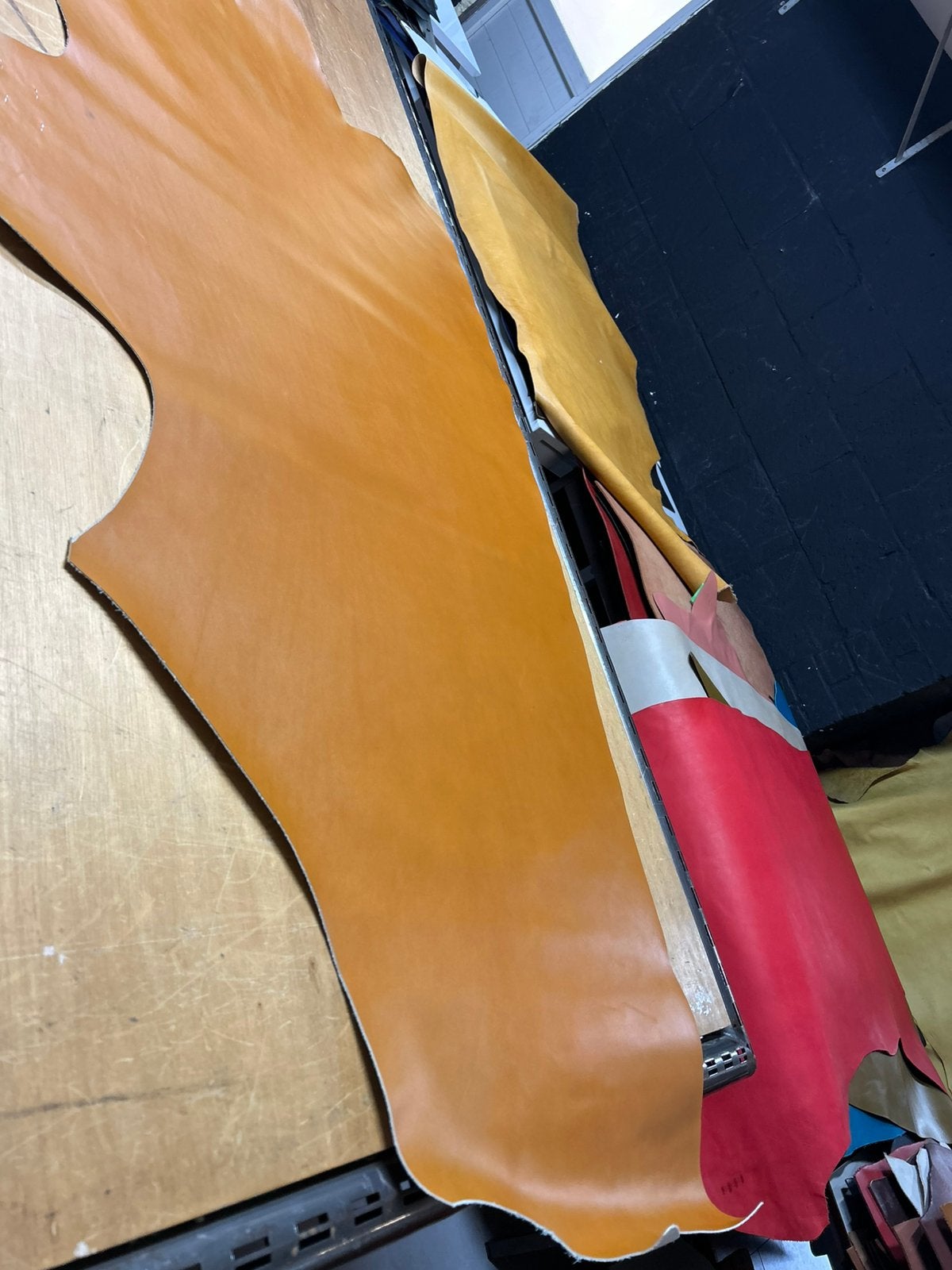 Cognac kleur kalfs halve huid 1.2 mm dikte iets stug A-2, Ophalen of Verzenden, Zo goed als nieuw