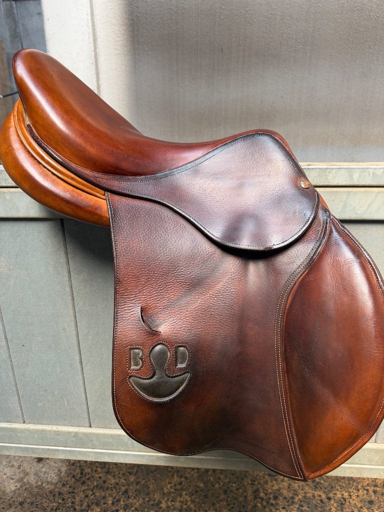 Bruno delgrange zadel 17 inch, Animaux & Accessoires, Chevaux & Poneys | Selles, Siège semi-creux, Obstacle, Moyen, Enlèvement