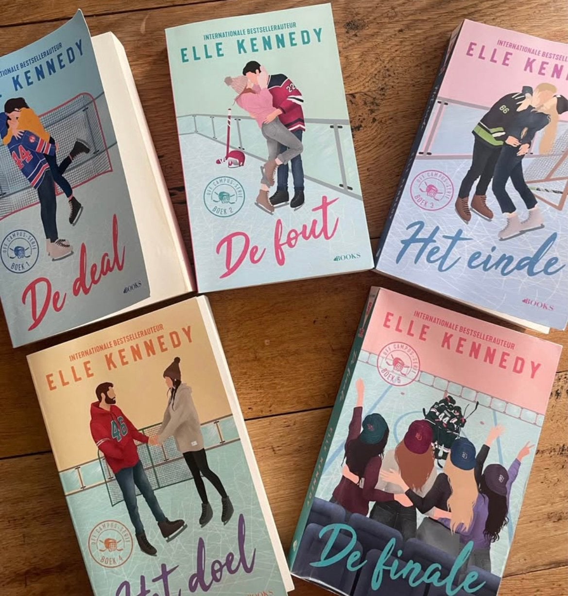 Off Campus boekenreeks 5-delig, Livres, Chick lit, Enlèvement, Comme neuf