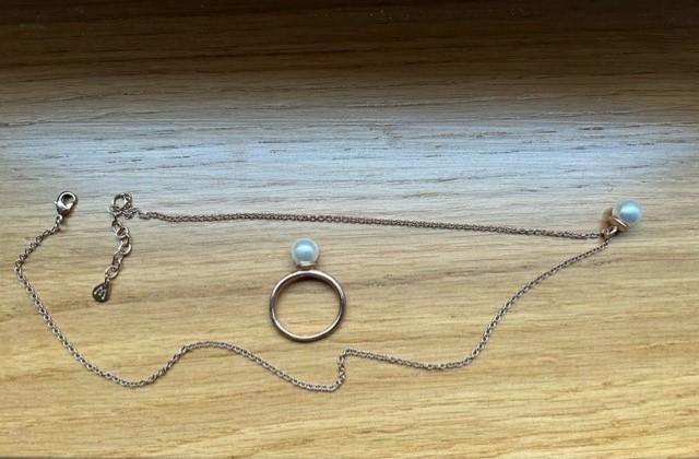 Collier Mylene Outlet et bague en perle/réduction de prix, Bijoux, Sacs & Beauté, Colliers, Enlèvement ou Envoi, Neuf, Jaune, Or