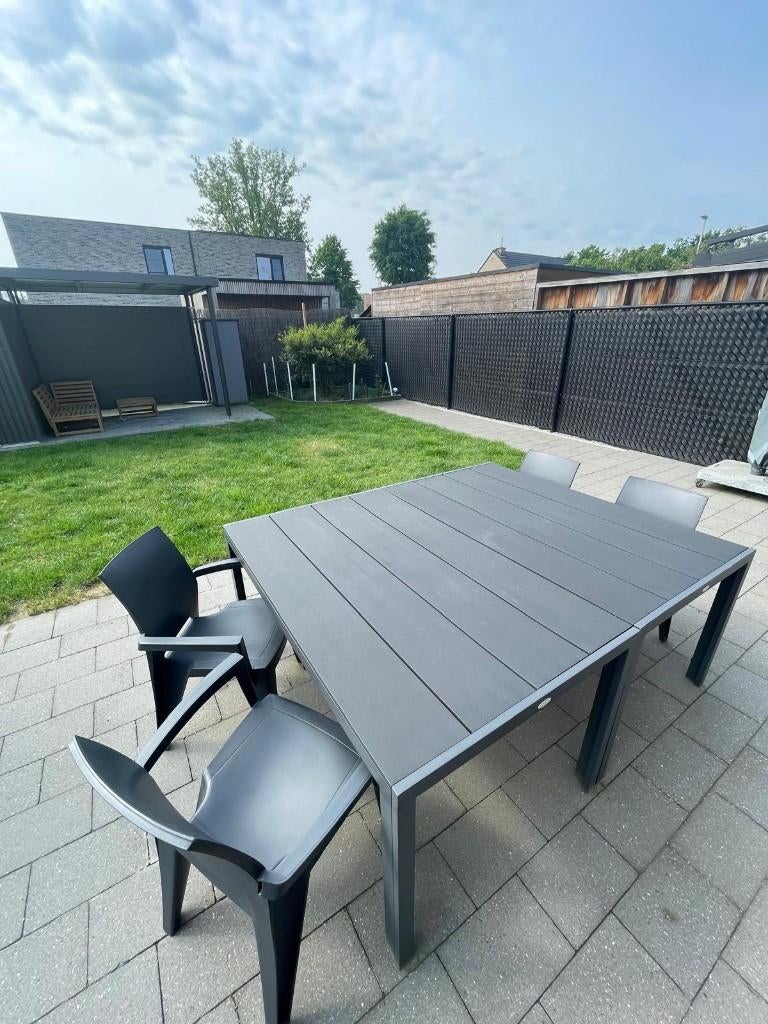 2 tuintafels met 4 stoelen, Tuin en Terras, Ophalen, 4 zitplaatsen, Kunststof, Zo goed als nieuw