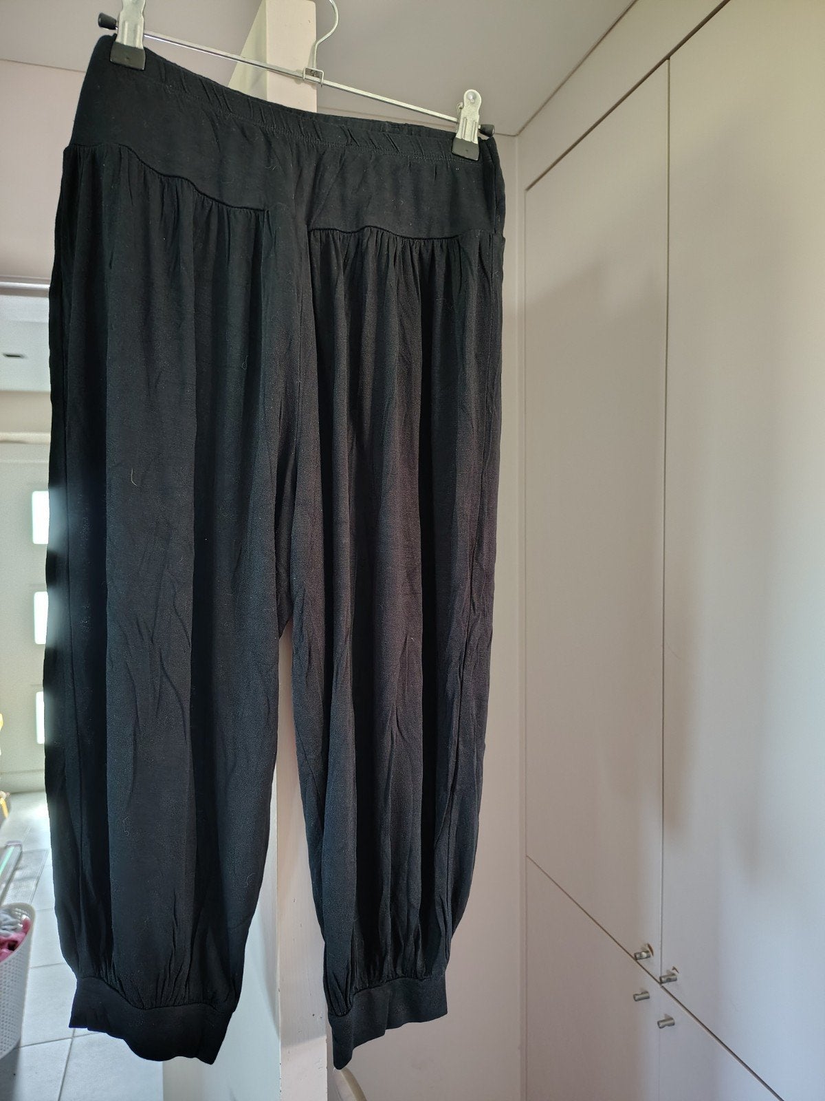 Zwarte Capribroek medium, Zwart, Trend One, Driekwart, Gedragen