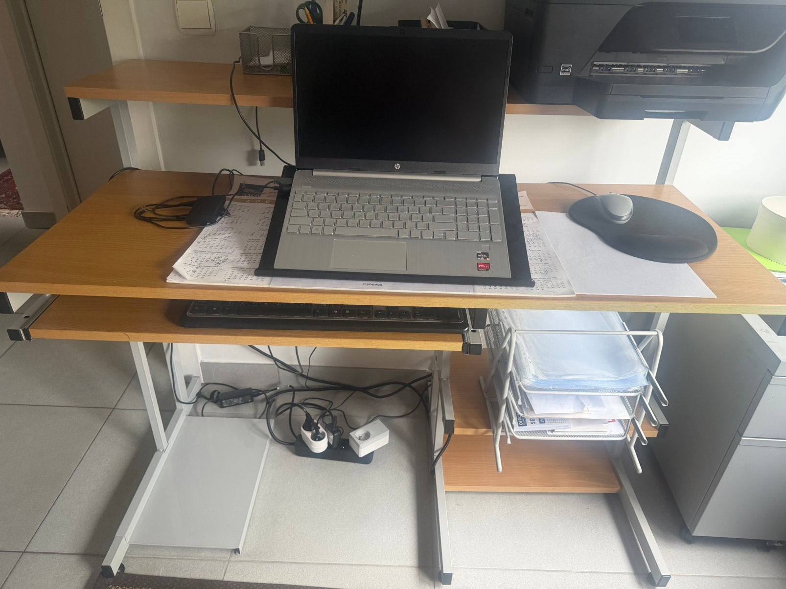 bureau/ computer tafel, Ophalen, Zo goed als nieuw