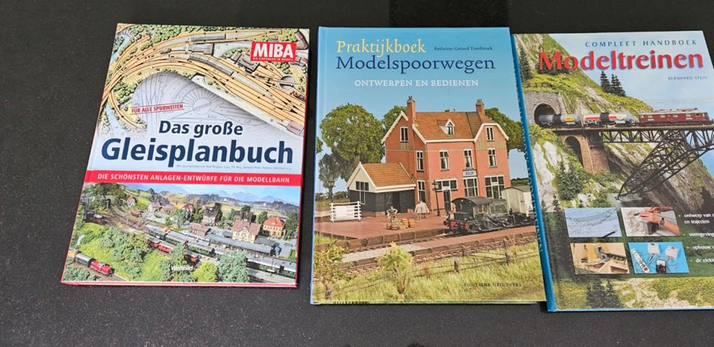 3 grote handboeken modeltreien, Ophalen of Verzenden