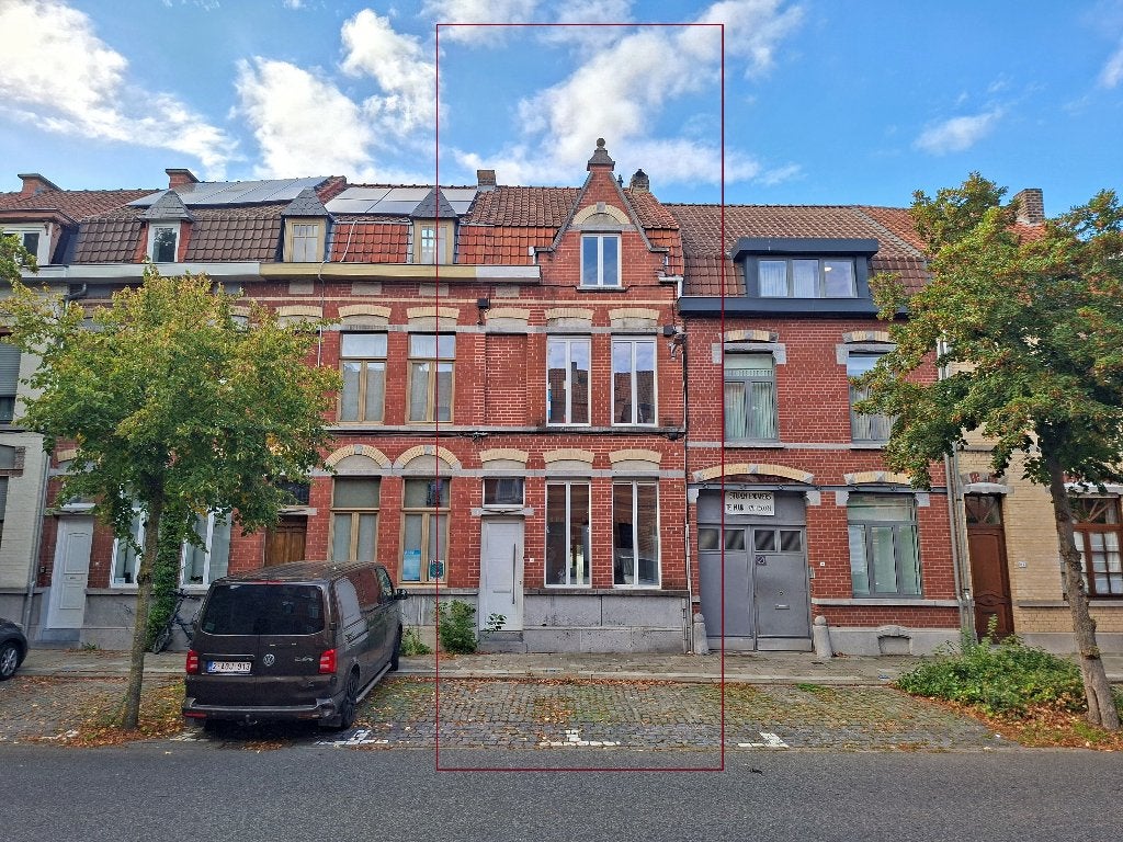 Lichtrijke en ruime instapklare stadswoning te Kortrijk, 340 kWh/m²/jaar, Tot 200 m², 3 kamers, Tussenwoning