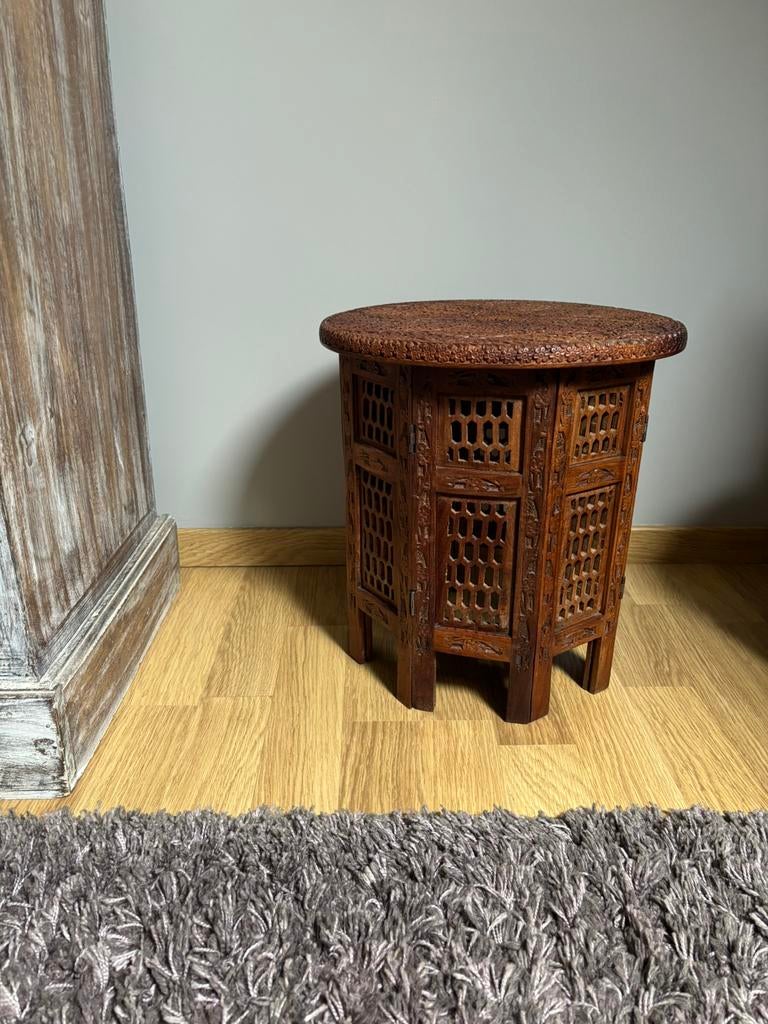 Prachtige handgesneden Indiase bijzettafel (Hundi-stijl), Huis en Inrichting, Ophalen, Zo goed als nieuw, Hout