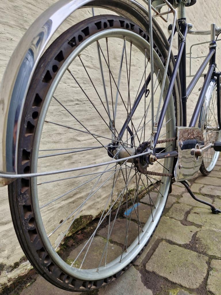 Vintage fabrieksfiets met massieve banden, Ophalen