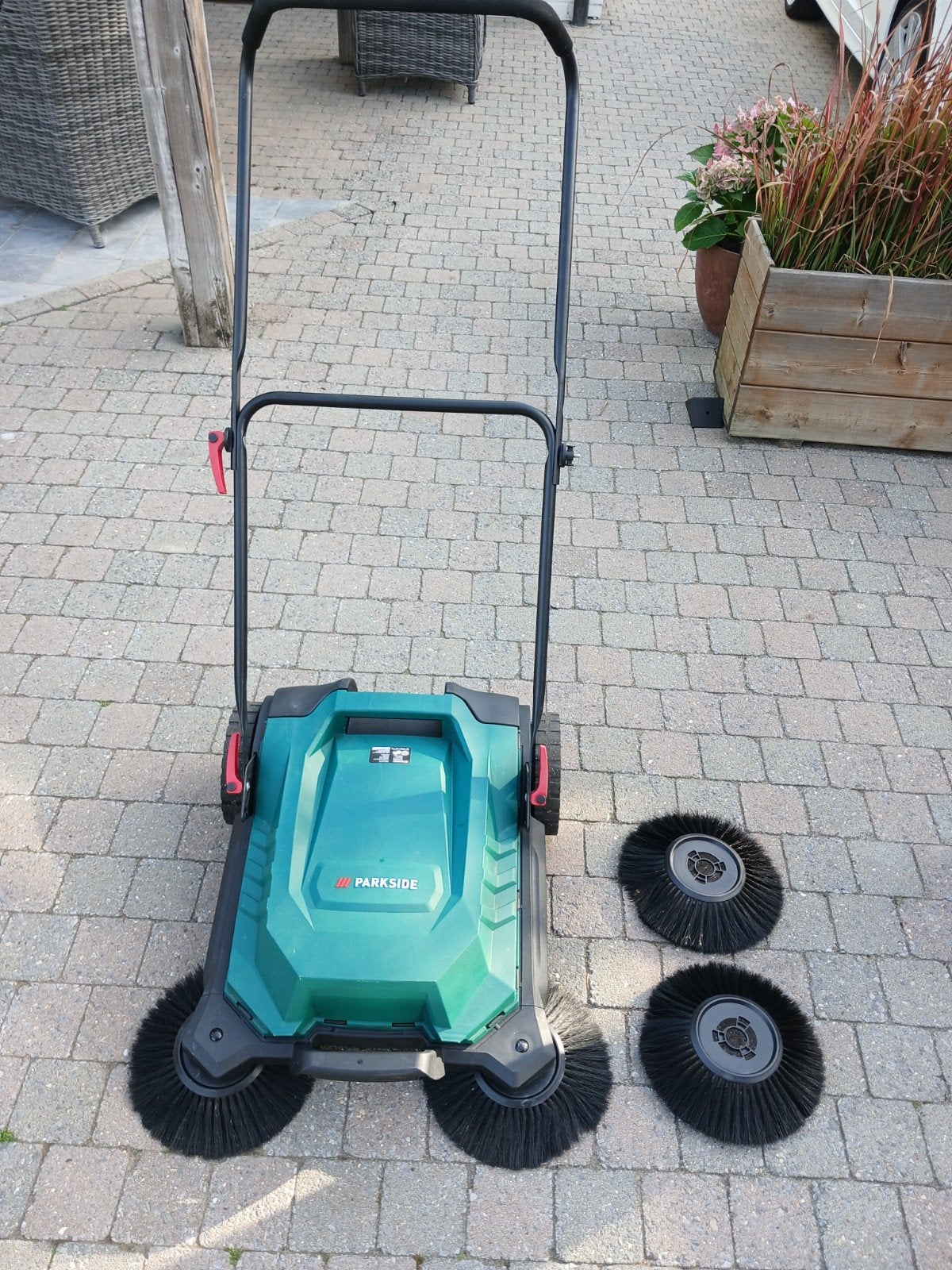 Veegmachine Parkside, amper gebruikt,met 2 reserve borstels, Tuin en Terras, Ophalen, Zo goed als nieuw, PARKSIDE